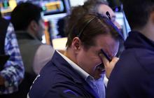 FOTO: Wajah Cemas Trader Kala Wall Street 'Kebakaran' Imbas Kebijakan Tarif Imbal Balik Donald Trump