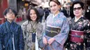Kala berlibur, ia juga tampak mengenakan kimono yang membuat gayanya terlihat begitu kompak dan seru. [Foto: Instagram/ BCL]