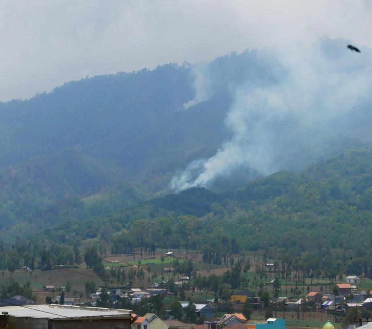 Hingga kini petugas gabungan terus melakukan upaya pengendalian dan pemadaman api. Sementara, hingga kini luasan lahan yang terdampak akibat kebakaran itu masih belum teridentifikasi.<br><br>