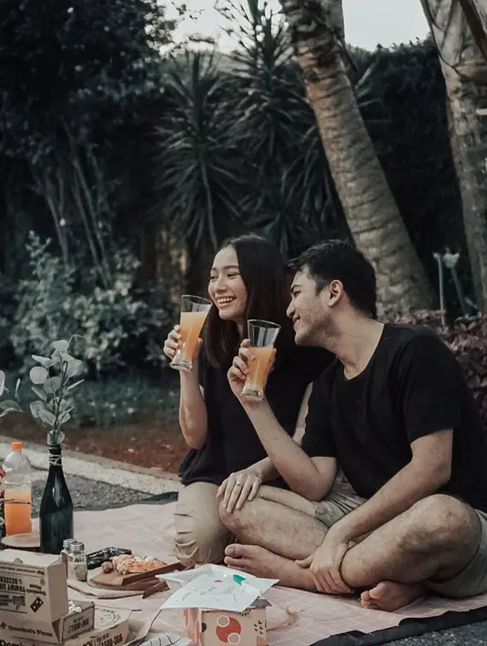 Momen sederhana akan menjadi luar biasa jika dihabiskan dengan orang tersayang, begitu juga dengan Adzana Bing Slamet dan Rizky Alatas. Meski hanya piknik sederhana dan properti apa adanya, tak mengurangi keromantisan pasangan artis yang sudah dikaruniai dua buah hati ini. (Liputan6.com/IG/@rizkyalatas)