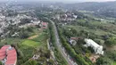 Foto udara antrean kendaraan menuju kawasan Puncak di sekitar Simpang Gadog, Bogor, Jawa Barat, Sabtu (28/6/2025). (merdeka.com/Arie Basuki)