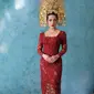 Nikita Willy mengenakan kebaya karya Myrna Myura yang dilengkapi sunting emas yang menghiasi kepalanya (Dok.Instagram/@myrnamyura/https://www.instagram.com/p/CGZHmVBHhlZ/Komarudin)