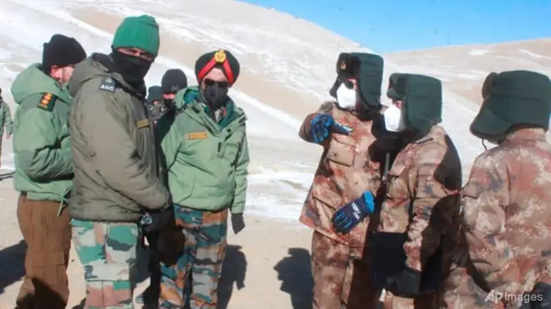 Dalam foto yang disediakan oleh Angkatan Darat India ini, perwira militer India dan Tiongkok mengadakan pertemuan di wilayah danau Pangong di Ladakh di perbatasan India-Tiongkok pada 10 Februari 2021.