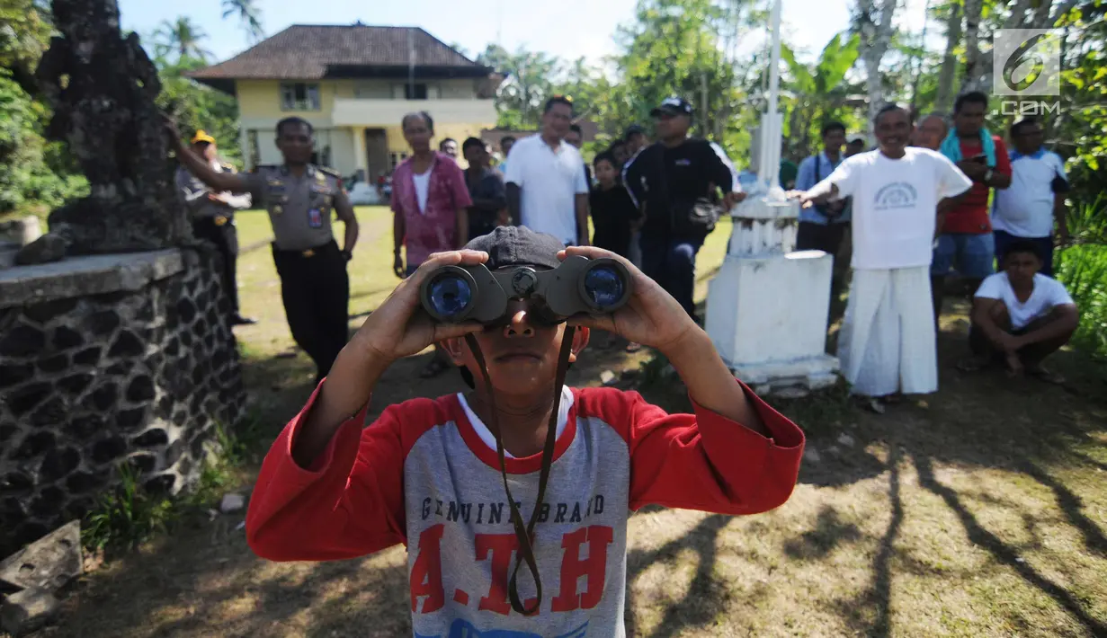 Warga memantau aktifitas Gunung Agung di Pos Pemantauan Desa Rendang, Karangasem, Bali, Jumat (29/9). Semenjak Gunung Agung dinyatakan status awas hingga hari ini pos tersebut selalu ramai didatangi warga. (Liputan6.com/Gempur M Surya)