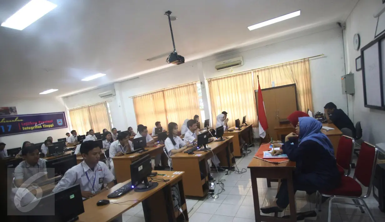 Suasana Ujian Nasional Berbasis Komputer (UNBK) di SMAN 3 Jakarta, Senin (10/4). Sebanyak 57.659 siswa SMA dan Madrasah Aliyah (MA) di DKI Jakarta mengikuti UNBK yang dimulai hari ini hingga 13 April 2017. (Liputan6.com/Immanuel Antonius)