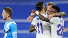Gelandang Real Madrid Toni Kroos merayakan gol yang dicetaknya ke gawang Rayo Vallecano pada pekan ke-13 Liga Spanyol 2021/22 di Santiago Bernabeu, Minggu (7/11/2021) dini hari WIB. Real Madrid berhasil mengantongi tiga poin setelah menekuk Rayo Vallecano 2-1. (AP Photo/Manu Fernandez)