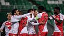 Para pemain AS Monaco merayakan gol pertama ke gawang Saint-Etienne yang dicetak striker Stevan Jovetic (tengah) dalam laga lanjutan Liga Prancis 2020/2021 pekan ke-30 di Geoffroy Guichard Stadium, Jumat (19/3/2021). Monaco menang 4-0 atas Saint-Etienne. (AFP/Jeff Pachoud)