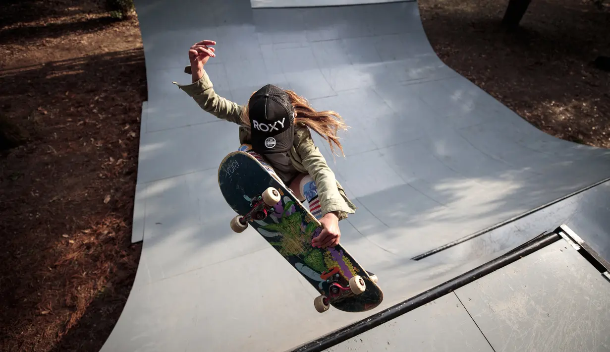 Pemain skateboard cilik, Sky Brown melakukan lompatan saat menunjukkan keahliannya bermain skateboard di sebuah taman di kota Kijo, prefektur Miyazaki, Jepang (14/1). (AFP/Behrouz Mehri)