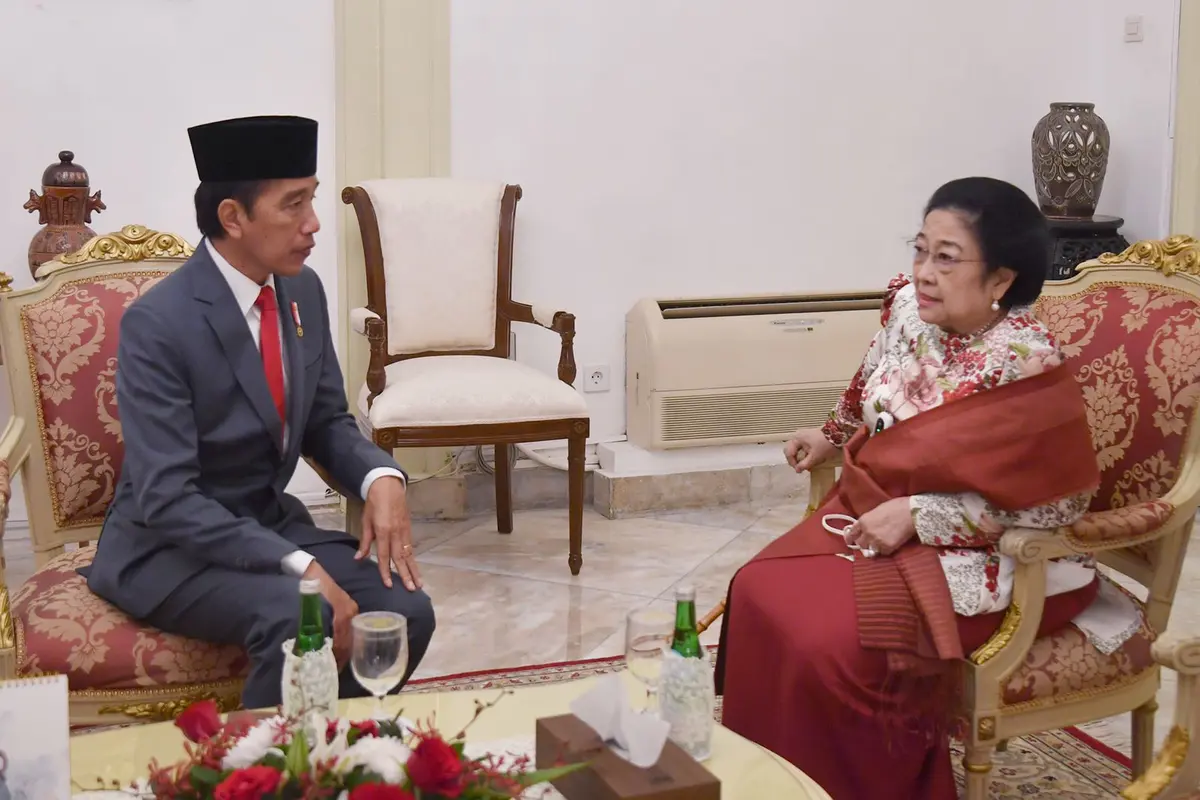 Presiden Joko Widodo atau Jokowi bertemu dengan Presiden RI ke-5 Megawati Soekarnoputri di ruang tunggu Istana Negara