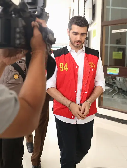 Ayah dua anak itu menerima dan siap mengikuti dan mentaati proses selanjutnya. "Ya saya terima, kita lihat saja dan taati prosesnya," kata Fachri Albar. (Nurwahyunan/Bintang.com)