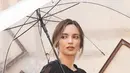 Ketika menjalani pemotretan, Nia Ramadhani kerap tampil anggun dengan dress atau gaun. Kali ini aktrtis sekaligus presenter tersebut mengenakan dress polos berwarna hitam. Posenya sambil memegang payung ini begitu menawan.  (Liputan6.com/IG/@ramadhaniabakrie)