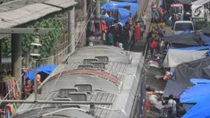 Warga Gunung Putri melakukan aktivitas jual beli di pasar dadakan yang berada di sisi rel KRL Nambo, Citeureup, Bogor (20/4). Meskipun berbahaya para pedagang tetap menjajakan dagangannya di tempat tersebut. (Merdeka.com/Arie Basuki)