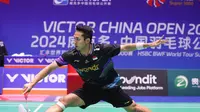 Jonatan Christie secara dramatis mengalahkan Toma Junior Popov dari Prancis di babak 16 besar China Open 2024. Tunggal putra Indonesia itu menang rubber game 16-21, 21-18, dan 22-20&nbsp;di Olympic Sports Center Gymnasium, Kamis (19/19/2024). (foto: PP PBSI)