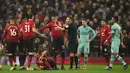 Wasit Andre Mariner menenangkan para pemain Manchester United saat melawan Arsenal pada laga Premier League di Stadion Old Trafford, Manchester, Rabu (5/12). Kedua klub bermain imbang 2-2. (AFP/Oli Scarff)