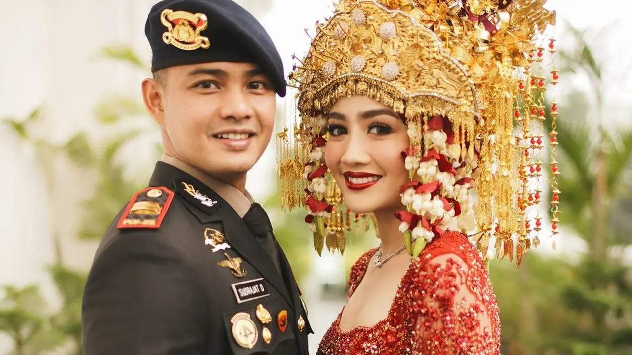 6 Pesona Glamor Febby Rastanty dalam Balutan Adat Palembang di Resepsi Pernikahan Bersama Drajad Djumantara