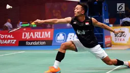 Pebulutangkis Indonesia, Ihsan Maulana Mustofa berusaha mengembalikan kok ke arah pemain Hongkong, Wei Nan di kualifikasi Indonesia Open 2017 di Jakarta Convention Centre, Senin (12/6). Ihsan kalah 21-15, 18-21. 13-21. (Liputan6.com/Helmi Fithriansyah)