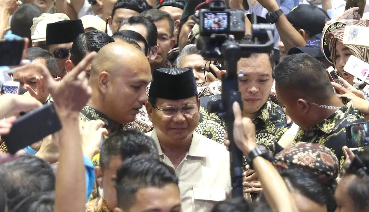 Calon presiden nomor urut 02 Prabowo Subianto tiba menghadiri pembekalan relawan Prabowo-Sandi di Padepokan Silat Taman Mini Indonesia Indah, Jakarta Timur, Jumat (15/3). (Liputan6.com/Immanuel Antonius)