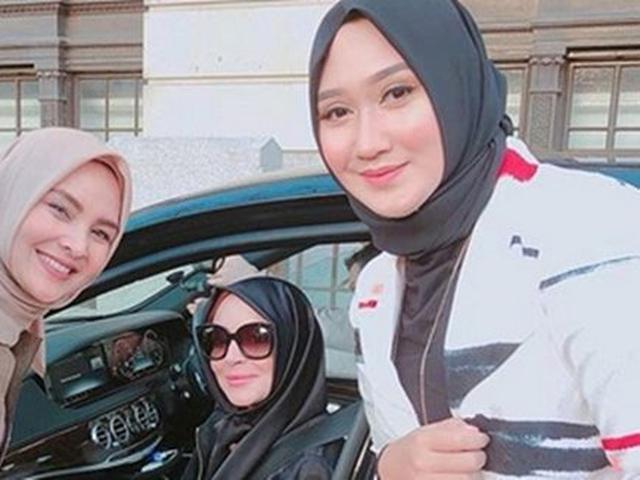 Wow Cantik Lindsay Lohan Pakai Kerudung Rancangan Desainer Indonesia Fashion Fimela Com