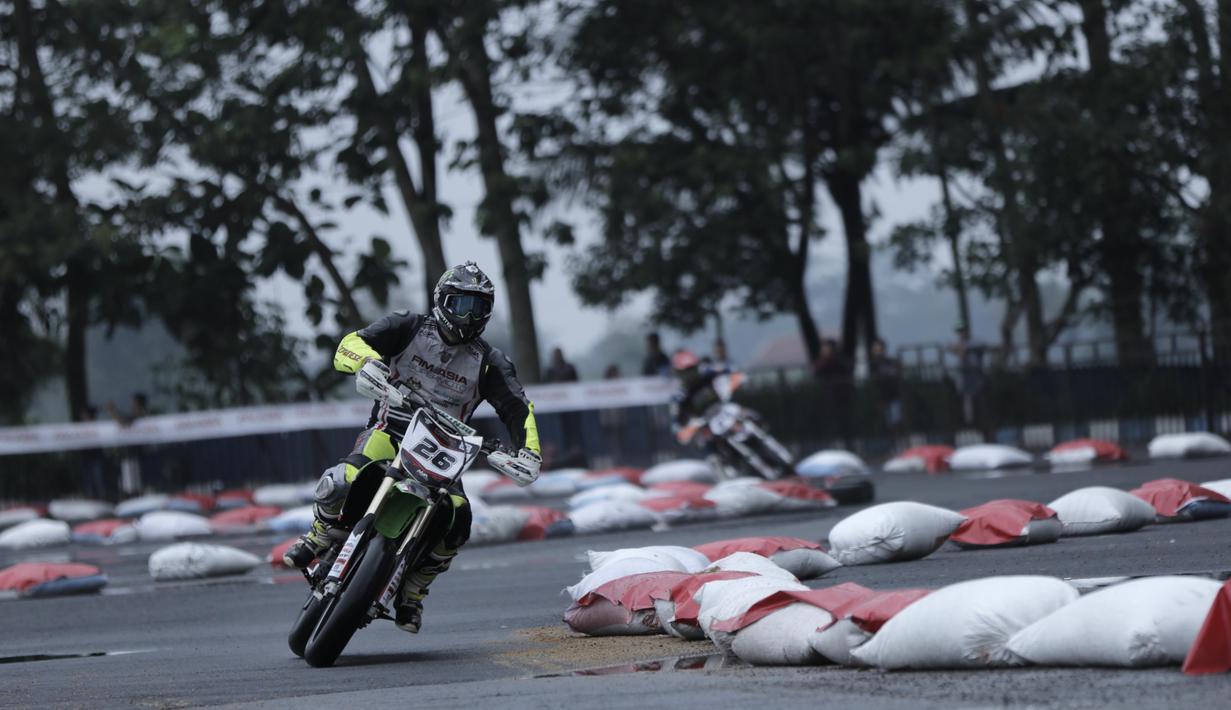 Natthapat Suksanwatt, pebalap asal Thailand berakselerasi pada ajang FIM Asia Supermoto 2016 di Kompleks Stadion Kanjuruhan, Malang, Sabtu (8/10/2016) (Bola.com/Reza Bachtiar)