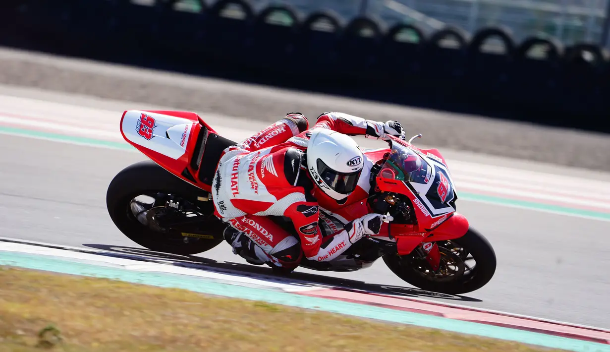 Pembalap Astra Honda Racing Team (AHRT), Fadillah Arbi Aditama saat berlomba pada race kedua kelas SS600 seri keempat Asia Road Racing Championship (ARRC) Mandalika 2023 di Sirkuit Mandalika, Lombok, Minggu (13/8/2023). (Dok. AHRT)