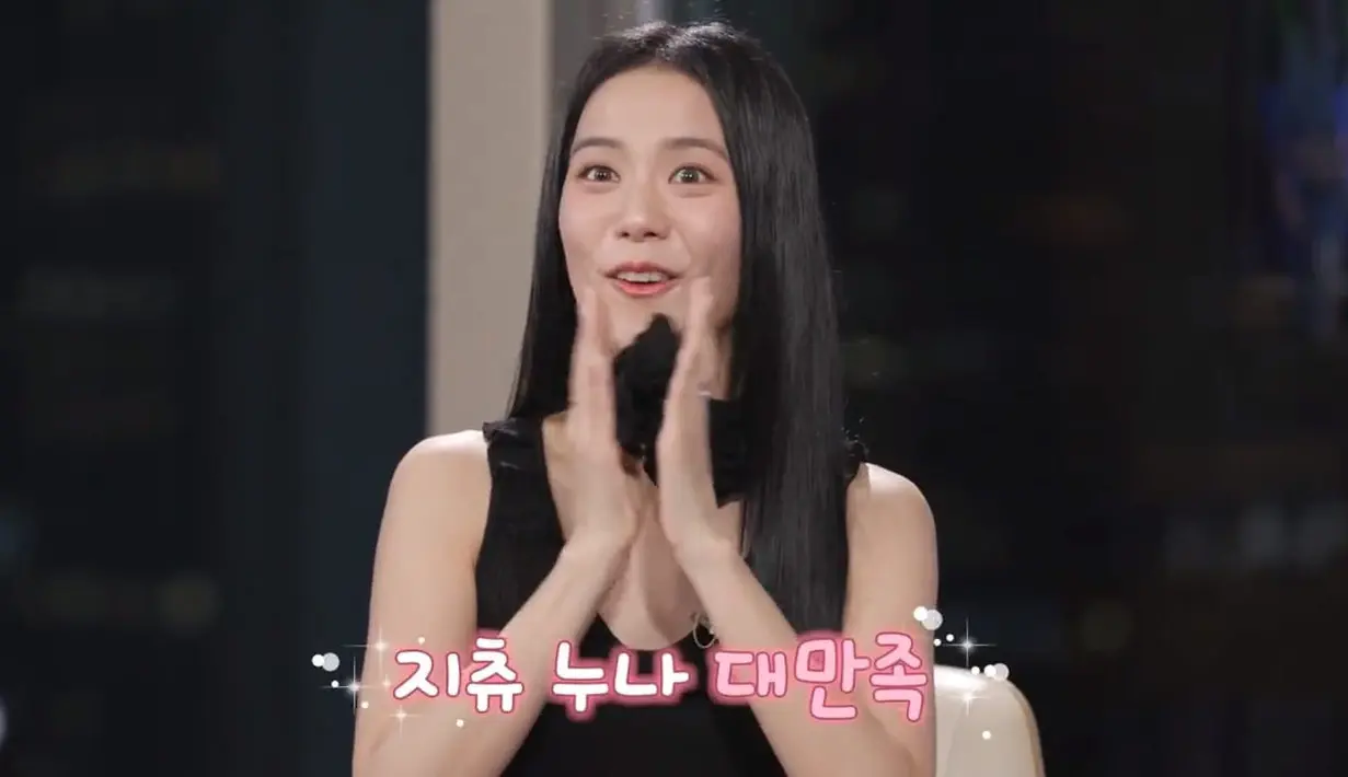 Jisoo excited dan mulai mengajari sang pesepakbola menarikan dance Flower yang begitu ikonik. Hanya dengan sekali percobaan, Haaland bisa melakukannya. (Foto: Coupang Play via Twitter)
