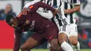 Pemain Juventus, Douglas Costa berebut bola dengan pemain Barcelona, Nelson Semedo pada pertandingan Grup D Liga Champions di Stadion Allianz, Rabu (22/11). Juventus hanya bermain imbang 0-0 saat menjamu Barcelona. (AP Photo/Antonio Calanni)