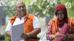 Pejabat Pembuat Komitmen Dinas PU, Bina Marga, dan SDA Kabupaten Sidoarjo, Judi Tetrahastoto (kiri) dan Kepala Dinas PU, Bina Marga, dan SDA Kabupaten Sidoarjo, Sunarti Setyaningsih berjalan akan menjalani pemeriksaan di Gedung KPK, Jakarta, Kamis (16/1/2020).  (merdeka.com/Dwi Narwoko)