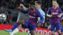 Penyerang Barcelona, Ansu Fati berebut bola dengan pemain Slavia Praha, Lukas Masopust pada pertandingan lanjutan Grup F Liga Champions di stadion Camp Nou, Spanyol (5/11/2019). Barcelona bermain imbang 0-0 atas Slavia Praha. (AP Photo/Emilio Morenatti)
