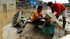 Petugas normalisasi Ciliwung memasang pompa penguras air, Kampung Pulo, Jakarta, Rabu (25/11/2015). Pompa tersebut untuk mempercepat penyurutan banjir di pemukiman Kampung Pulo. (Liputan6.com/Yoppy Renato)