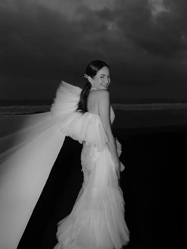 Pesona Enzy Storia dalam Balutan Gaun Pengantin Hian Tjen di Pinggir Pantai Bali