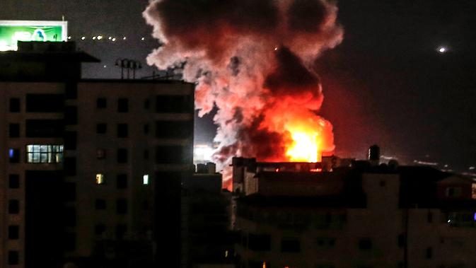 Kepulan asap terlihat membumbung dari Gaza City menyusul serangan udara oleh Israel, Rabu (8/8). Israel mengatakan serangan di Gaza tidak ditargetkan ke warga sipil namun, kepada 100 target yang terkait kelompok Hamas. (MAHMUD HAMS/AFP)