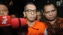 Ekspresi Mantan Dirut PT Garuda Indonesia, Emirsyah Satar usai menjalani pemeriksaan penyidik di Gedung KPK, Jakarta, Rabu (7/8/2019). Emirsyah resmi ditahan terkait kasus dugaan suap pengadaan mesin Rolls-Royce PLC asal Inggris untuk pesawat Airbus milik Garuda Indonesia. (merdeka.com/Dwi Narwoko)