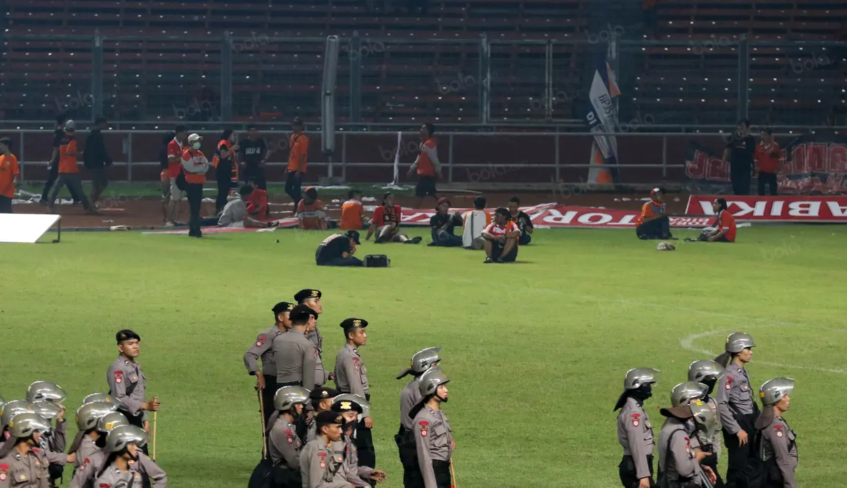 Duel Persija melawan Sriwijaya FC terhenti akibat suporter yang masuk ke lapangan pada laga Torabika SC 2016 di Stadion Utama Gelora Bung Karno, Jakarta (24/6/2016). (Bola.com/Nicklas Hanoatubun)