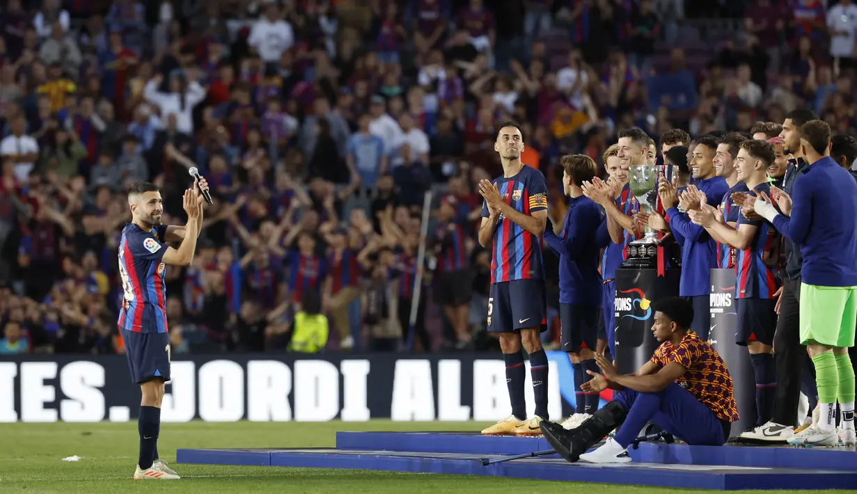 Busquets dan Jordi Alba menjadi starter dalam laga Barcelona vs Mallorca dan digantikan masing-masing pada menit ke-79 serta 84 diiringi tepuk tangan suporter di Camp Nou. (AP Photo/Joan Monfort)