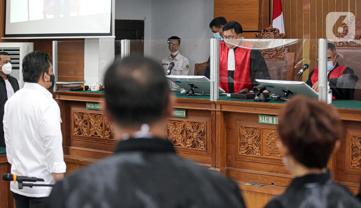 Terdakwa kasus pembunuhan berencana terhadap Brigadir Nopriansyah Yosua Hutabarat atau Brigadir J, Ferdy Sambo (kiri) memberi salam kepada majelis hakim saat tiba untuk menjalani sidang pembacaan putusan sela majelis hakim di Pengadilan Negeri Jakarta Selatan, Jakarta, Rabu (26/10/2022). Majelis Hakim Pengadilan Negeri Jakarta Selatan resmi menolak nota keberatan atau eksepsi terdakwa Ferdy Sambo terkait kasus dugaan pembunuhan berencana Brigadir J. (Liputan6.com/Faizal Fanani)