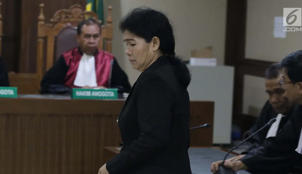 Hakim adhoc Pengadilan Tipikor Medan nonaktif, Merry Purba saat menjalani sidang putusan di Pengadilan Tipikor, Jakarta, Kamis (16/5/2019). Merry divonis bersalah menerima suap dari pengusaha Tamin Sukardi dan dihukum 6 tahun penjara denda Rp 200 juta. (Liputan6.com/Helmi Fithriansyah)