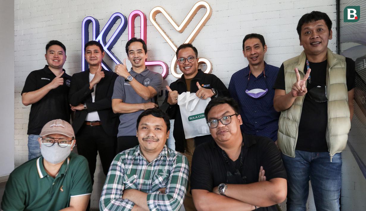 Di ujung acara, tim Bola.com dan rombongan dari PSIM Yogyakarta menyematkan untuk foto bersama. (Bola.com/Bagaskara Lazuardi)