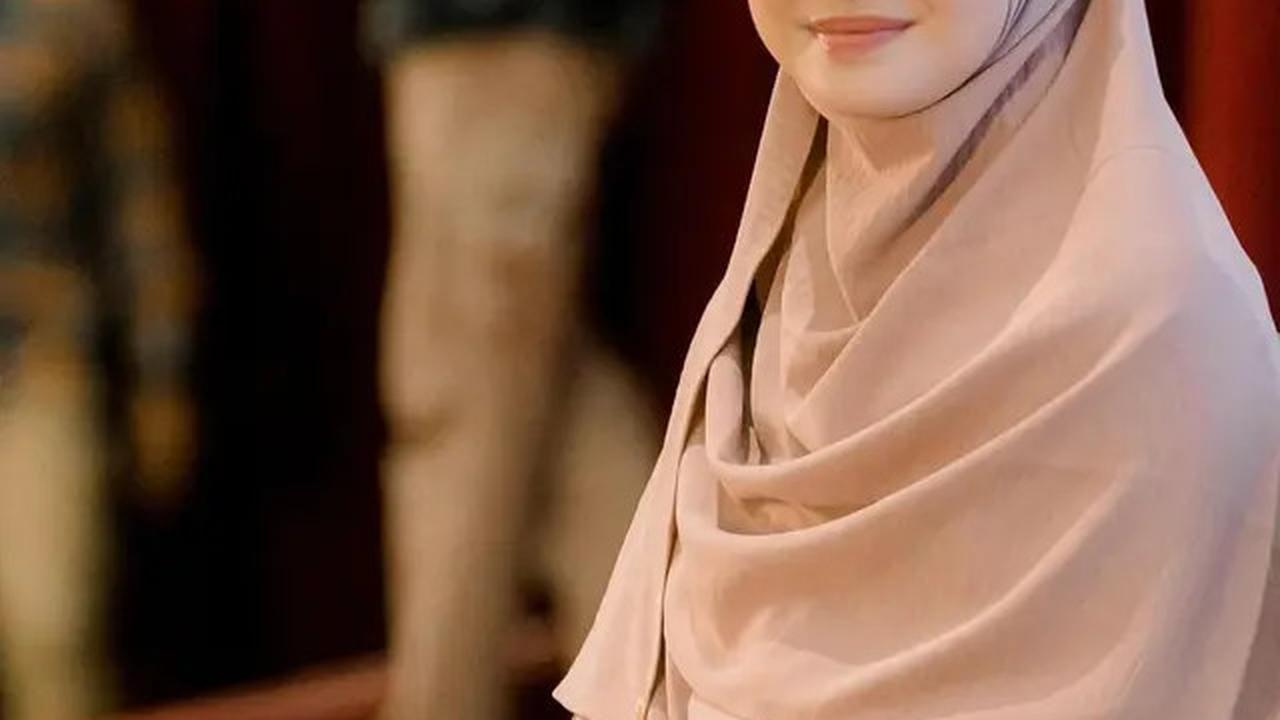 7 Gaya Muslimah Syifa Hadju, Tampil Menawan dan Memukau dengan Hijab