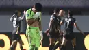 Kiper Persita Tangerang, Kartika Ajie, tampak lesu setelah gawangnya kebobolan oleh pemain Dewa United, Dimitrios Kolovos, pada laga BRI Liga 1 di Stadion Indomilk Arena, Tangerang, Kamis (27/3/2024). (Bola.com/M Iqbal Ichsan)