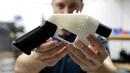 Cody Wilson memegang senapan api (senpi) 3D yang disebut Liberator di toko miliknya di Austin, Texas, Rabu (1/8). Hakim federal di Seattle memblokir sementara akses unduhan cetak biru senjata api yang dapat dicetak dengan print 3D ini. (AP/Eric Gay)