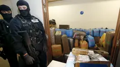 Petugas bea cukai Perancis berjaga di depan ruang penyimpanan ganja yang disita, Paris, Perancis, Senin (18/10/2015). 7 ton ganja ini ditemukan disalah satu mobil yang terparkir pinggiran jalan Paris. (REUTERS/Jacky Naegelen)