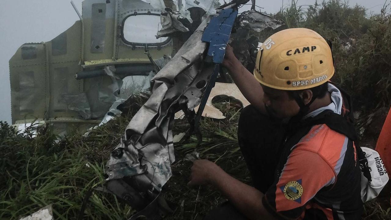 FOTO: Tim  SAR Gabungan Lanjutkan Evakuasi di Lokasi Jatuhnya  Pesawat ATR 400