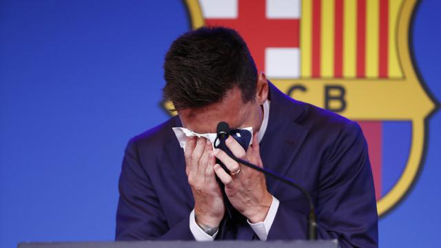 <span>Lionel Messi menangis dalam konferensi pers perpisahannya dengan Barcelona. (AP/Joan Monfort).</span>