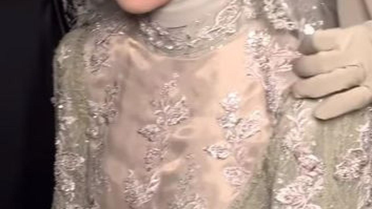 Pada momen sakral itu, Adiba nampak mengenakan kebaya modern perpaduan warna hijau dan silver.