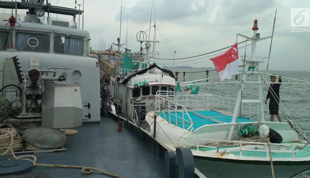 Kapal Sunrise Glory saat ditangkap KRI Sigurot 864 di selat Philips, Batam (7/2). TNI AL berhasil menggagalkan penyelundupan sabu seberat 1 ton yang diangkut kapal ikan berbendera Singapura, MV Sunrise Glory. (Liputan6.com/HO/Armabar TNI AL)