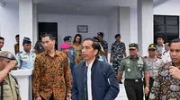 Presiden Jokowi Jalan-jalan usai meresmikan Bandara Miangas, Kabupaten Talaud, Provinsi Sulawesi Utara (19/10) - Fotografer Agus Suparto