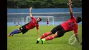 Sejumlah pemain Mitra Kukar melakukan peregangan di Stadion Gajayana, Malang, Senin (19/1/2014). (Liputan6.com/Faizal Fanani)