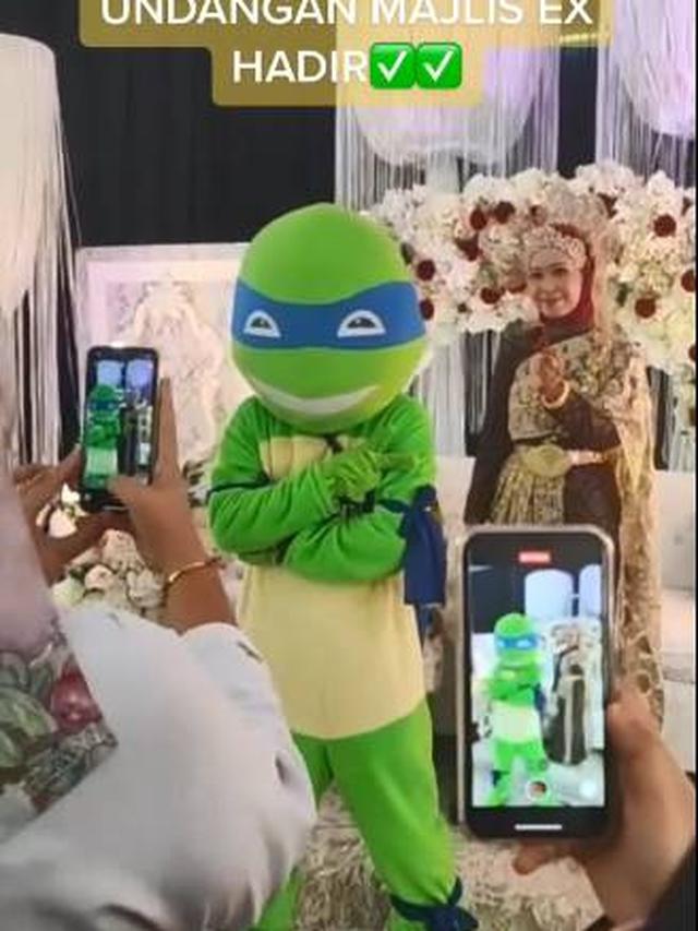 Hadir di Pernikahan Mantan, Pria Ini Datang Pakai Kostum Kura-Kura Ninja
