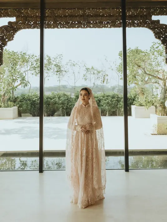 <p>Aaliyah Massaid mengenakan busana muslim berwarna krem pastel berbahan lace atau renda. (Foto: Instagram/ aaliyah.massaid)</p>