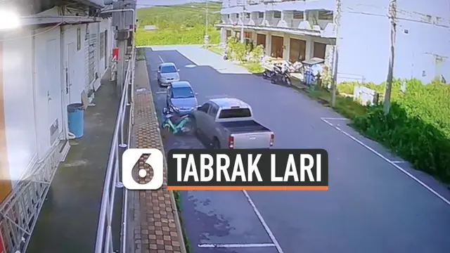 Rekaman CCTV menunjukkan seorang sopir yang melarikan diri usai menabrak sepeda motor dan mobil yang tengah terparkir. Peristiwa ini terjadi di Songkhla, Thailand.